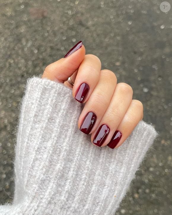 O esmalter bordô é outro clássico indispensável nesta lista
