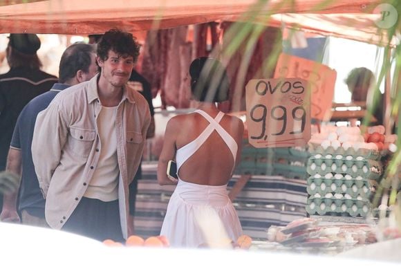 Ao pararem em uma barraca de ovos, Shawn Mendes teve uma ideia....