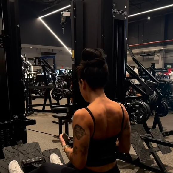 No início da transformação corporal, Ana Castela tinha receio de ficar com os braços muito grandes, mas mudou de opinião ao perceber os resultados conquistados com o treinamento de musculação