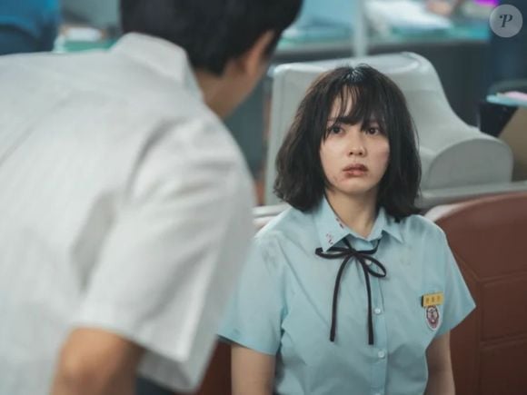 Em 'A Lição', Moon Dong-eun é uma adolescente que sofre tanto violência física e psicológica de alunos de sua escola e abandona a escola, mas anos depois se vinga de todos