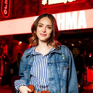 De all jeans, Isabelle Drummond marcou presença no Camarote Brahma para acompanhar o maior rodeio da América Latina