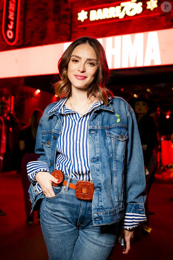 De all jeans, Isabelle Drummond marcou presença no Camarote Brahma para acompanhar o maior rodeio da América Latina