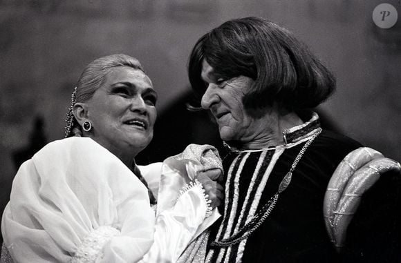 Ronald Golias teve mais de 50 anos de carreira até a morte em 27 de setembro de 2005 aos 76 anos - na foto, humorista e Hebe Camargo na segunda versão da paródia ao clássico 'Romeu & Julieta' (1990)