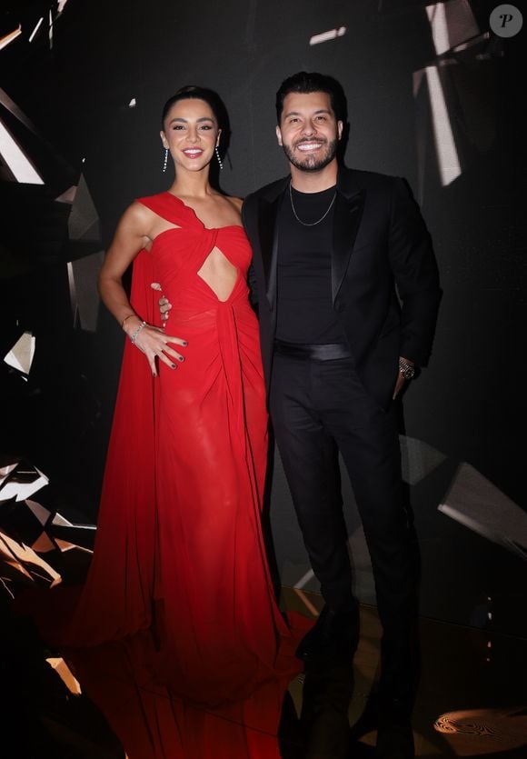 De vestido vermelho, Gabriela Versiani foi com o namorado, Murilo Huff, à festa de Virginia Fonseca