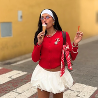 Parecem sapatilhas de balé, mas são Adidas: esse novo tênis na cor red velvet é um dos mais procurados em 2026 e fica incrível com vestido, saia midi ou jorts