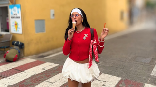 Parecem sapatilhas de balé, mas são Adidas: esse novo tênis na cor red velvet é um dos mais procurados em 2026 e fica incrível com vestido, saia midi ou jorts
