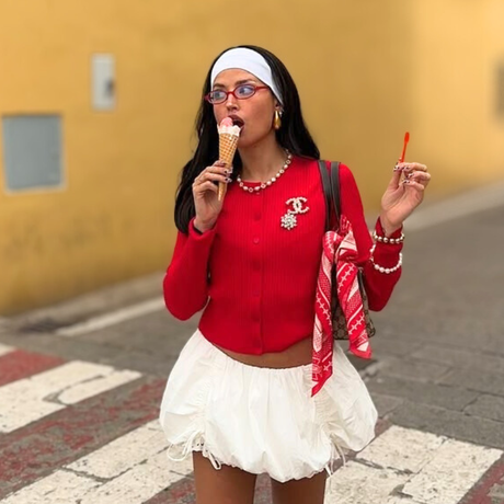 Parecem sapatilhas de balé, mas são Adidas: esse novo tênis na cor red velvet é um dos mais procurados em 2026 e fica incrível com vestido, saia midi ou jorts