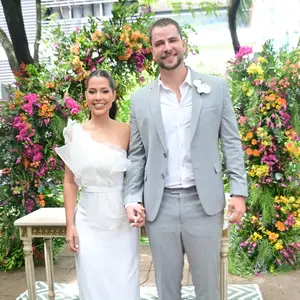 Laís Caldas fez outra cerimônia para celebrar o casamento civil. Na ocasião, ela elegeu um vestido branco, assimétrico e confeccionado em organza bordada