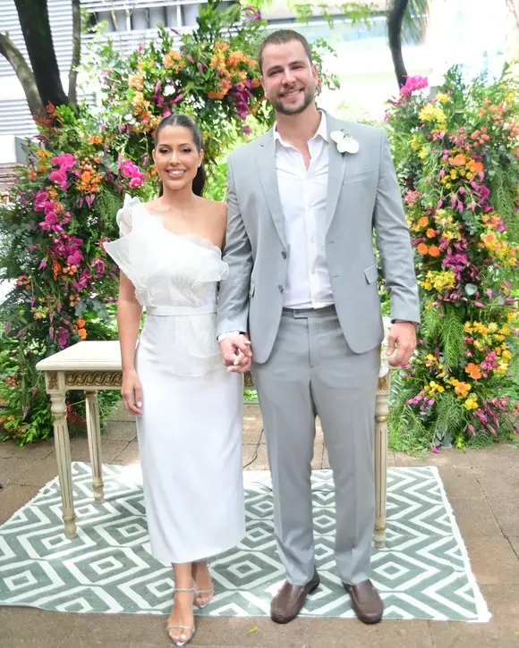 Laís Caldas fez outra cerimônia para celebrar o casamento civil. Na ocasião, ela elegeu um vestido branco, assimétrico e confeccionado em organza bordada