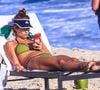Em clima descontraído, Isadora Cruz aparece mexendo no celular. Será que ela estava respondendo grupos?