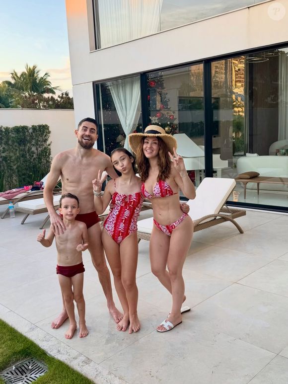 Jorginho, do Flamengo, tem mansão de dois andares: piscina é um dos locais favoritos da família do volante