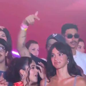 Bruna Marquezine ao lado da amiga Maisa Silva, concentrada na música.