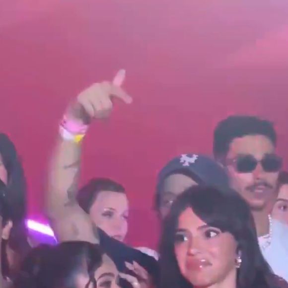 Bruna Marquezine ao lado da amiga Maisa Silva, concentrada na música.