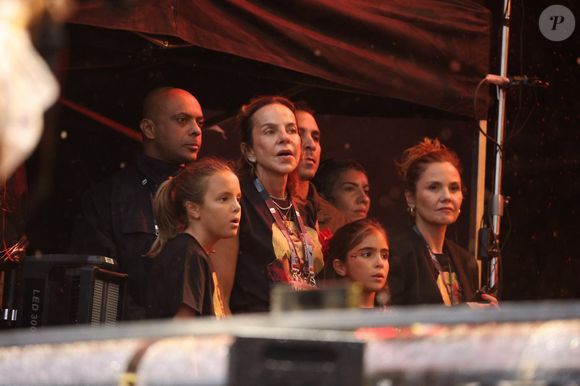 As filhas gêmeas de Ivete Sangalo, Marina e Helena, assistiram a mãe no Rock in Rio da lateral do palco