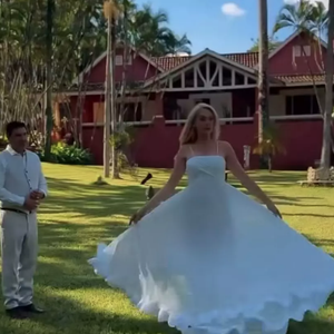 Look de Ana Hickmann ficou marcado pela fluidez, possibilitado por uma saia leve e com a barra em texturas