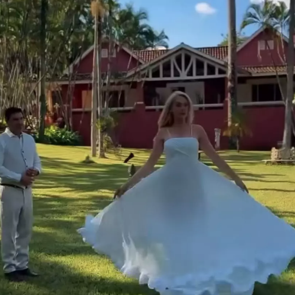 Look de Ana Hickmann ficou marcado pela fluidez, possibilitado por uma saia leve e com a barra em texturas