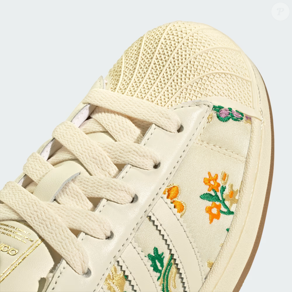 Inspirado no design tradicional que tornou o modelo um sucesso mundial, o novo Adidas Superstar II surge atualizado com detalhes florais brilhantes e acabamento sofisticado. O tênis é ideal para quem quer sair do básico sem exageros