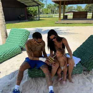 Bruna Biancardi contou ter escrito que estava grávida em uma roupinha de Mavie que foi entregue a Neymar