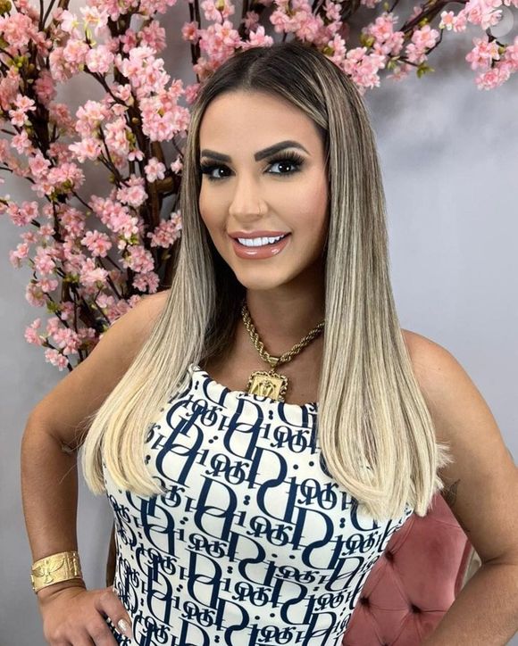 Deolane Bezerra colocou lentes de contato nos dentes