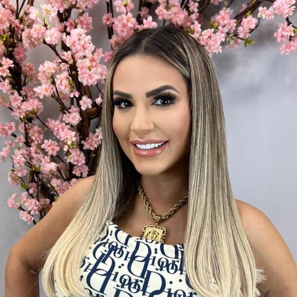 Deolane Bezerra colocou lentes de contato nos dentes