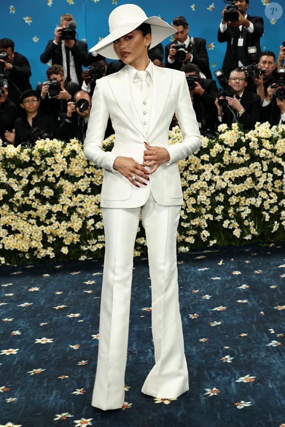 Chiquissíma! Dona da elegância! Zendaya acaba de chegar ao Met Gala 2025 usando custom Louis Vuitton por Pharrell Williams