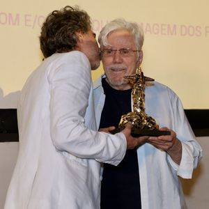 Reginaldo Faria foi homenageado no Festival do Rio e ganhou troféu das mãos do filho Régis Faria