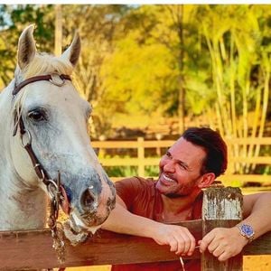 Aparência diferente de Eduardo Costa causou polêmica por muitos anos na web