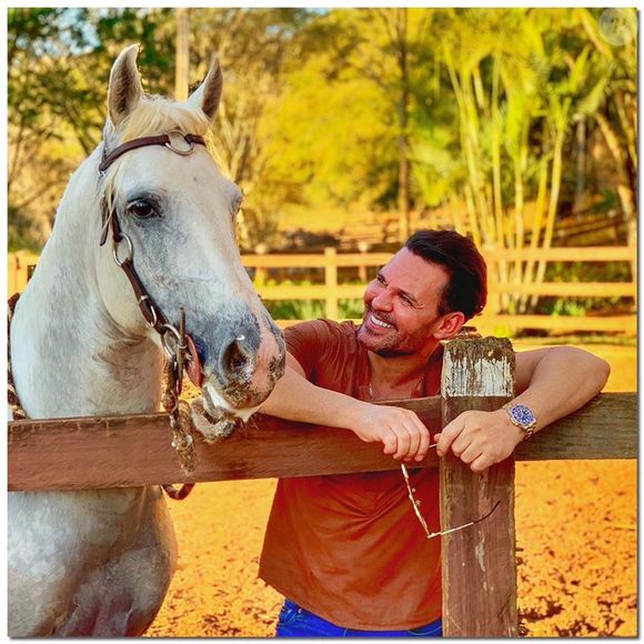 Aparência diferente de Eduardo Costa causou polêmica por muitos anos na web