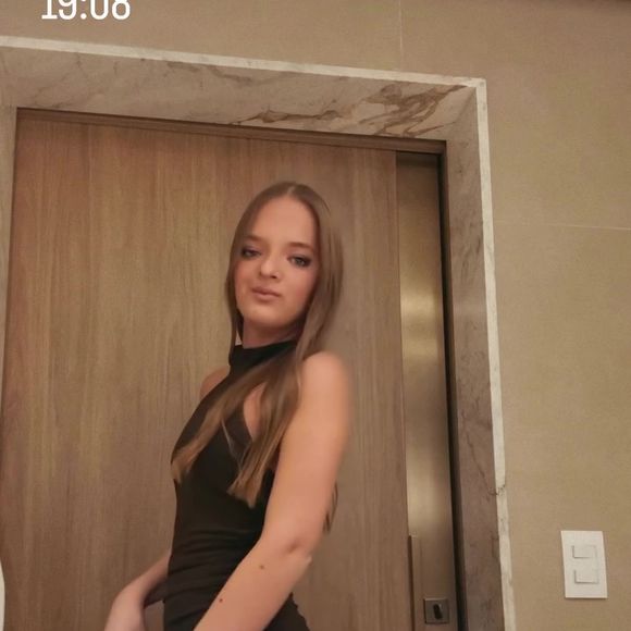 Rafaella Justus escolheu vestido com gola alta e laterais cavadas