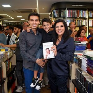 Filho de Mara Maravilha combinou look com o pai ao fazer rara aparição em público