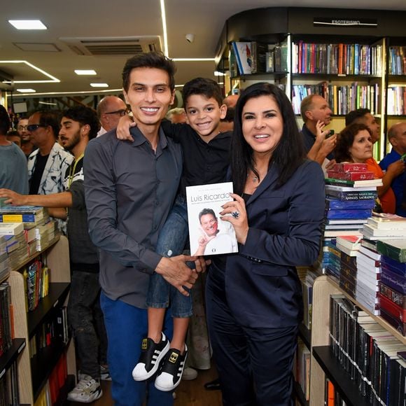 Filho de Mara Maravilha combinou look com o pai ao fazer rara aparição em público