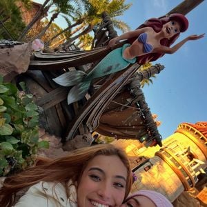 Essa é aparência de Lica Lopes em uma foto recente com Vanessa Lopes, tirada em uma viagem à Disney