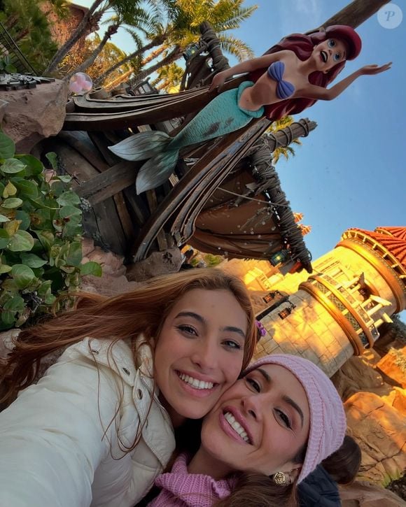 Essa é aparência de Lica Lopes em uma foto recente com Vanessa Lopes, tirada em uma viagem à Disney