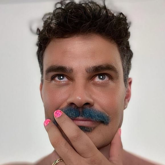 "Só observei a mala pronta" e "Vc e muito gostosão rssrs" foram elogios feitos na publicação