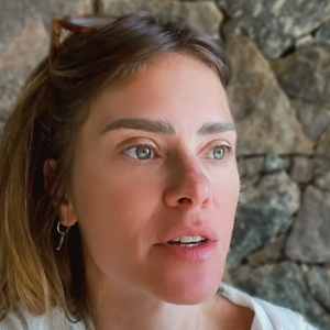 Carolina Dieckmmann lamentou o fato do público sempre estar julgando corpos alheios, como aconteceu com ela nestes anos