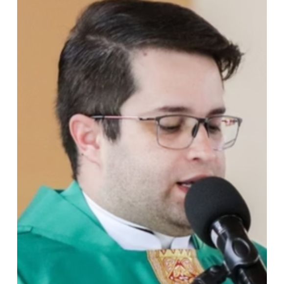 O padre Danilo César foi acusado de intolerância religiosa contra Preta Gil ao comentar a morte da cantora: religioso questionou se orixás haviam ressuscitado a cantora