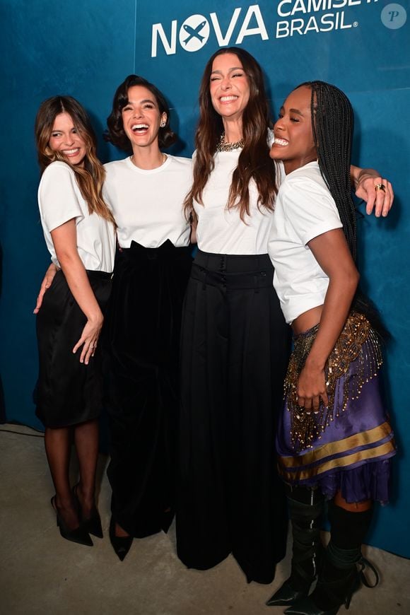 Bruna Marquezine, Luana Marquezine, Mônica Martelli e Duda Santos posam juntas no evento da Hering com produções diferentes a partir da clássica camiseta branca