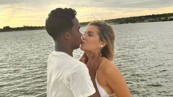 Mulher de Endrick, Gabriely Miranda dá alfinetada em meio a rumor de separação do jogador do Lyon após um ano de casamento