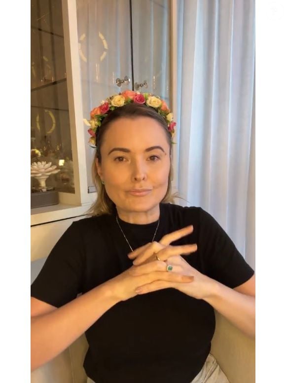 Deputada Júlia Zanatta foi alvo de comentários machistas e chamada de 'canhão' ao surgir em foto polêmica sentada em trono com fuzis ao seu lado