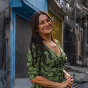 Dira Paes é Lígia Maria das Graças, mãe de Gerluce (Sophie Charlotte) e avó de Joélly (Alana Cabral).
