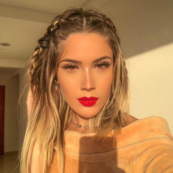 Karoline Lima revelou, nas redes sociais, que a única coisa que não fez foi mudar os dentes e o nariz