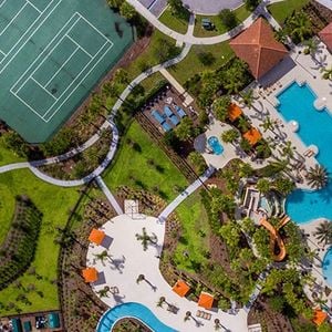 Localizada em um condomínio de luxo em Orlando, na Flórida, a mansão de Rick Sollo tem decoração clássica, móveis em tons de bege, marrom e branco e ambientes que foram apresentados pelo cantor e a mulher nas redes sociais