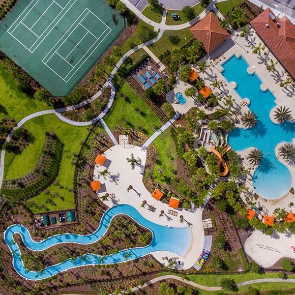 Localizada em um condomínio de luxo em Orlando, na Flórida, a mansão de Rick Sollo tem decoração clássica, móveis em tons de bege, marrom e branco e ambientes que foram apresentados pelo cantor e a mulher nas redes sociais