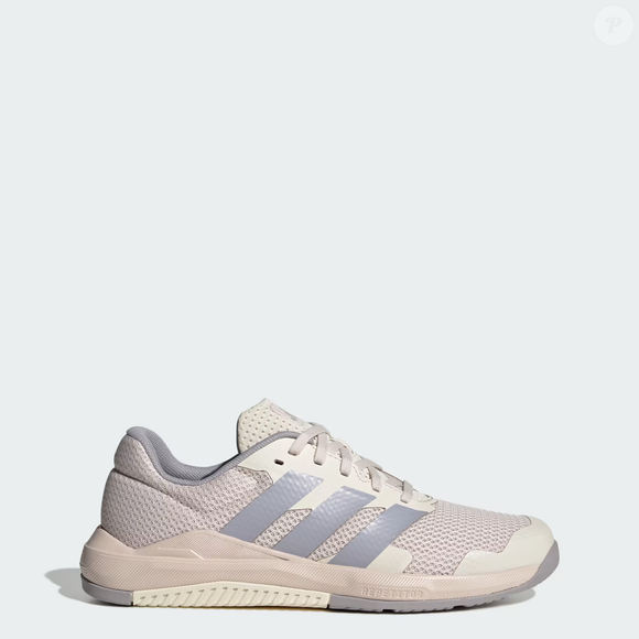 O Dropset Base, da Adidas, na cor 'cinza coala', é uma opção para quem procura um tênis de academia com visual minimalista. A tonalidade cinza lembra a pelagem de um coala e combina com diferentes peças esportivas, enquanto a construção do modelo foi pensada para exercícios de treinamento de força