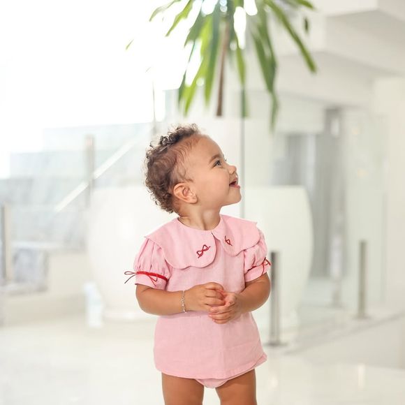 Fotos de Mavie chamaram atenção de diversos famosos como Iza, mãe da pequena Nala, de dois meses. A popstar deixou um like na publicação