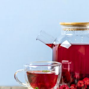 Chá de folha de framboesa é simples de ser preparado e pode ser feito também com folhas secas