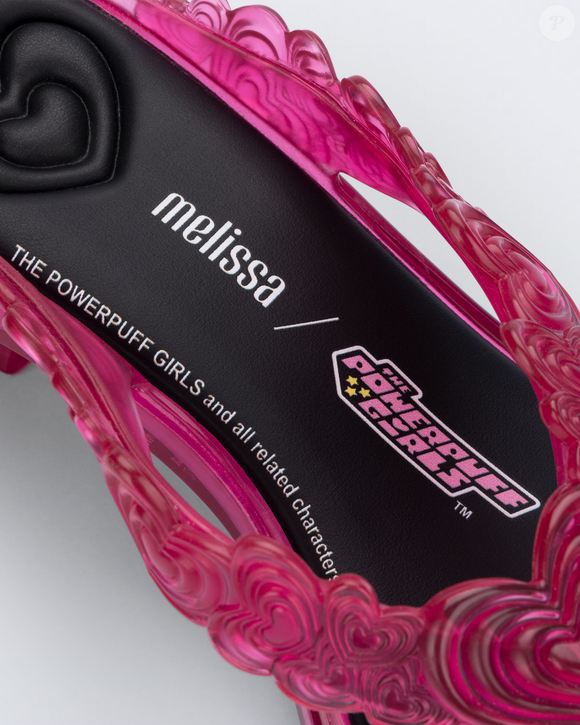A estética 'jelly' voltou com força às vitrines e redes sociais, e a nova collab da Melissa com 'As Meninas Superpoderosas' aposta no visual transparente, brilhante e cheio de nostalgia