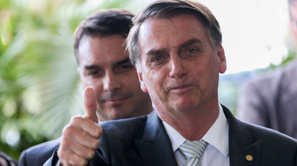 Em meio à crise envolvendo a cinebiografia 'Dark Horse', Flávio Bolsonaro deverá viajar para Washington nesta semana, onde pode participar de uma possível reunião com o presidente Donald Trump. A viagem acontece em um momento de forte pressão política e midiática