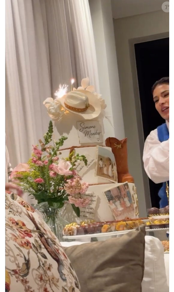 Bolo era branco e tinha um chapéu no topo, além de botas, fotos da família e carta escrita à mão
