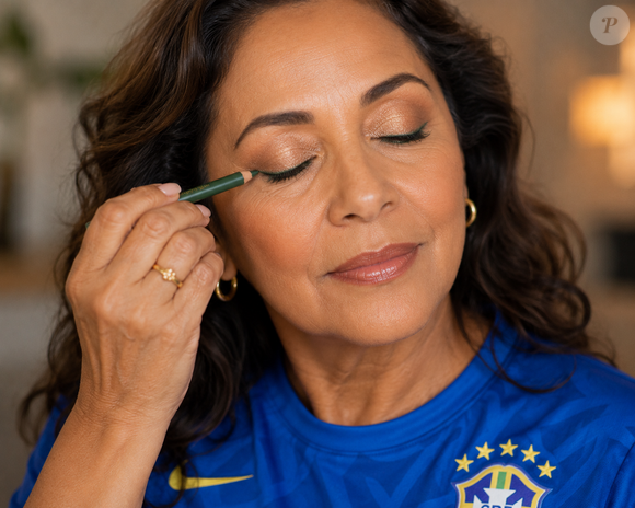Para quem deseja torcer pelo Brasil com sofisticação, Quézia Melo recomenda substituir o tradicional verde bandeira por tons oliva, militar ou petróleo, considerados mais elegantes para a pele madura